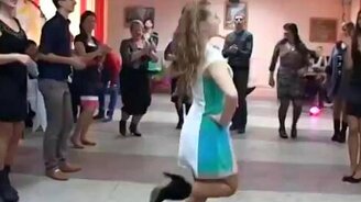 Задорная танцовщица на свадьбе - смотреть видео (1:24)