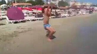 Умелец в сальто - смотреть видео (0:20)