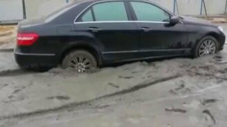 Засел на асфальте - смотреть видео (0:35)