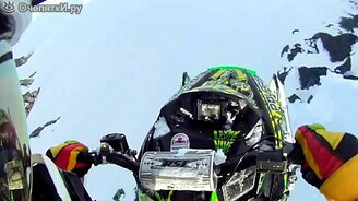 Страшный прыжок на снегоходе - смотреть видео (0:17)