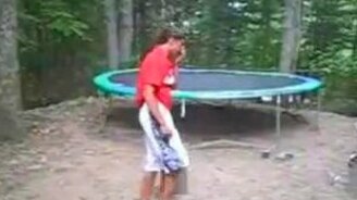 Упал с батута - смотреть видео (0:28)