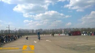 Довыделывался мотоциклист - смотреть видео (0:35)