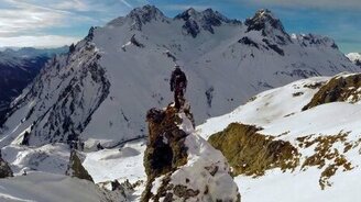 Сноубордист среди гор - смотреть видео (1:41)