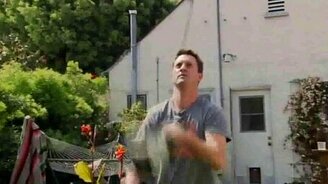 Жонглёр бензопилами - смотреть видео (0:53)