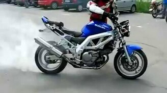 Мотоцикл понёс своего хозяина - смотреть видео (0:19)