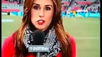 Репортёрша не растерялась после удара - смотреть видео (0:12)