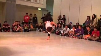 Классный трюк брейк-дансера - смотреть видео (0:22)