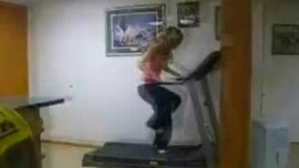 Грохнулась на бегу - смотреть видео (0:05)