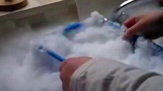 Опускаем в воду сухой лёд - смотреть видео (1:43)