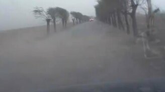 Молния ударила в метре от водителя - смотреть видео (0:35)