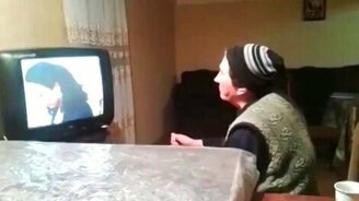 Как женщины смотрят сериалы - смотреть видео (2:15)