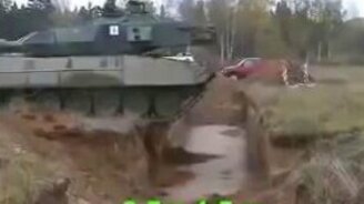Как танки преодолевают ров - смотреть видео (0:58)