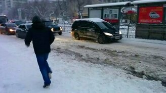 Добровольцы помогают водителям на дороге - смотреть видео (1:46)