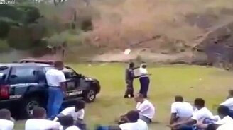 Женщина с гранатой - смотреть видео (0:32)