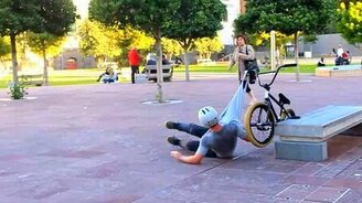 Виртуозно упал с велосипеда - смотреть видео (0:35)