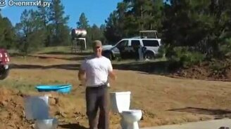 Американец против медведя - смотреть видео (1:04)