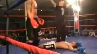 Сам себе устроил нокаут - смотреть видео (0:17)