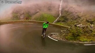 Скоростной заезд на велике задом наперёд - смотреть видео (2:36)