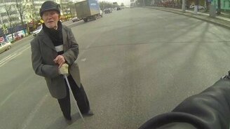 Мотоциклист помог старику - смотреть видео (0:40)