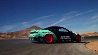 Красивый и сложный дрифт-трюк - смотреть видео (0:18)