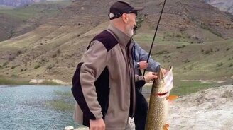 На крючок попалась крупная щука - смотреть видео (1:10)