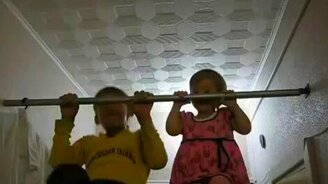 Малышка подтягивается на одной руке - смотреть видео (0:26)