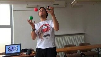 Циркач с кубиком Рубика - смотреть видео (3:48)