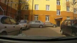 Обычная дворовая авария - смотреть видео (0:42)