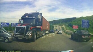 Зверские тормоза на фуре - смотреть видео (1:01)