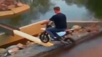 Хотел переехать речку - смотреть видео (0:12)