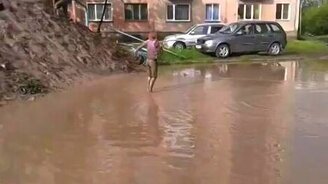 Катание с грязевой горки - смотреть видео (1:40)