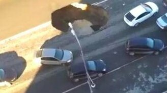 Провал на дороге посреди города - смотреть видео (2:20)