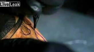 Как наносят тату в замедлении - смотреть видео (2:50)