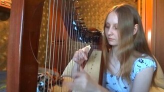 Девушка играет на арфе - смотреть видео (2:06)