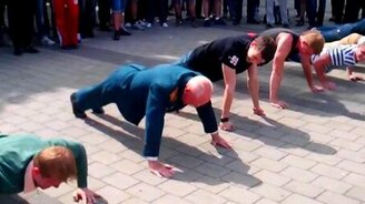 Ветеран показал класс отжиманий - смотреть видео (1:07)