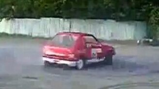 Машина как юла - смотреть видео (0:15)