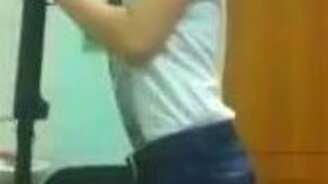 Автомат в девичьих руках - смотреть видео (0:26)