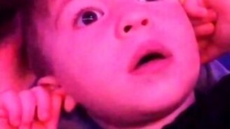 Детская реакция на салют - смотреть видео (0:15)