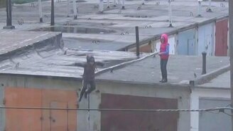 Прыжок с гаража с божьей помощью - смотреть видео (1:13)