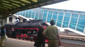 Старинный паровоз тянет современный состав - смотреть видео (0:17)