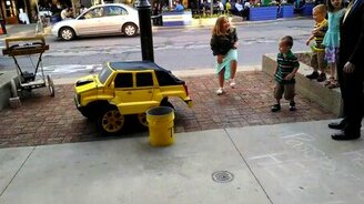 Человек-трансформер радует детей - смотреть видео (0:35)