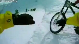 На велике со снежной горы - смотреть видео (1:53)