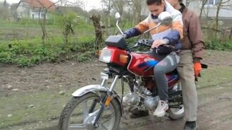 Отец учит дочь - смотреть видео (0:17)