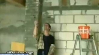 Виртуозный способ забить гвозди - смотреть видео (0:42)