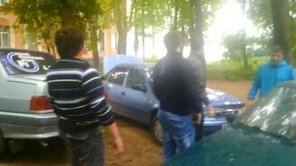 Как парни машину опрокидывали - смотреть видео (1:44)