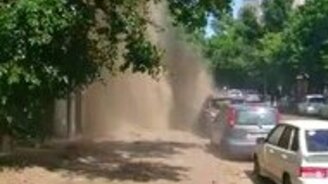 Вода прорвалась сквозь асфальт - смотреть видео (4:50)