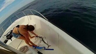 Девушка поймала рыбу - смотреть видео (1:50)