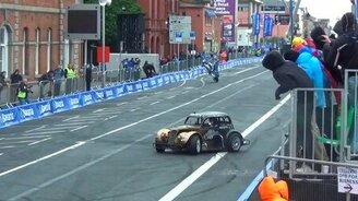 Весёлый дрифт на старинном авто - смотреть видео (1:21)