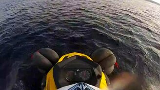 Через Волгу на снегоходе - смотреть видео (3:06)