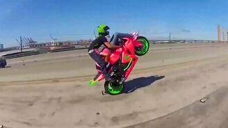 Гламурный дуэт на мотоцикле - смотреть видео (1:38)